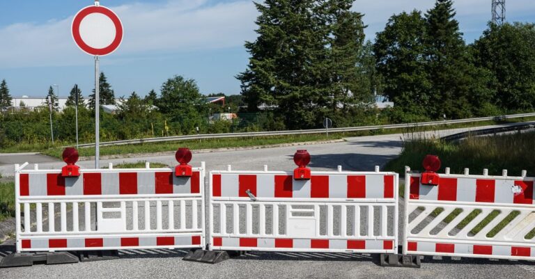 A road closed by barriers and a traffic sign in Geesthacht, Germany.